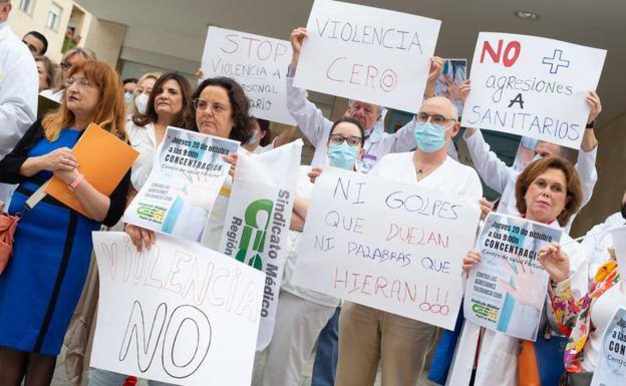 Sanitarios del centro de salud de Fortuna protestan contra las agresiones, el pasado 20 de octubre de 2022.