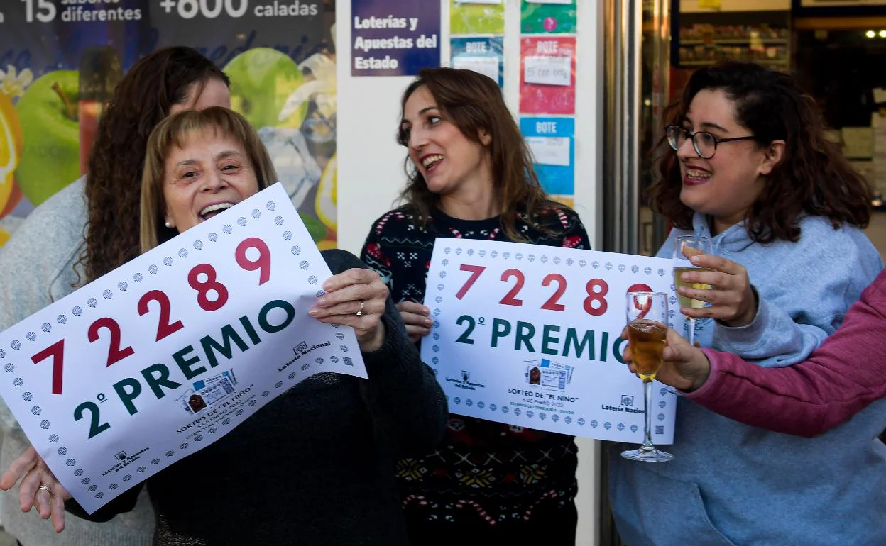 Celebración en una administración de La Corredoria, en Oviedo.