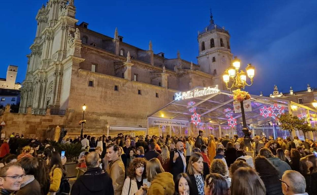 Vista general de la plaza de España, donde se dieron cita miles de personas durante la celebración de la 'tardevieja'. 