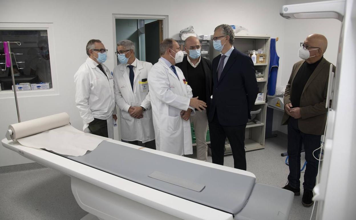 El consejero de Salud, Juan José Pedreño (2d), visita el hospital del Rosell, este miércoles.
