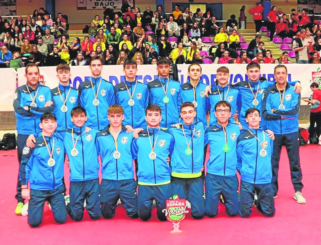 Jugadores y técnicos del Voleadores juvenil. 