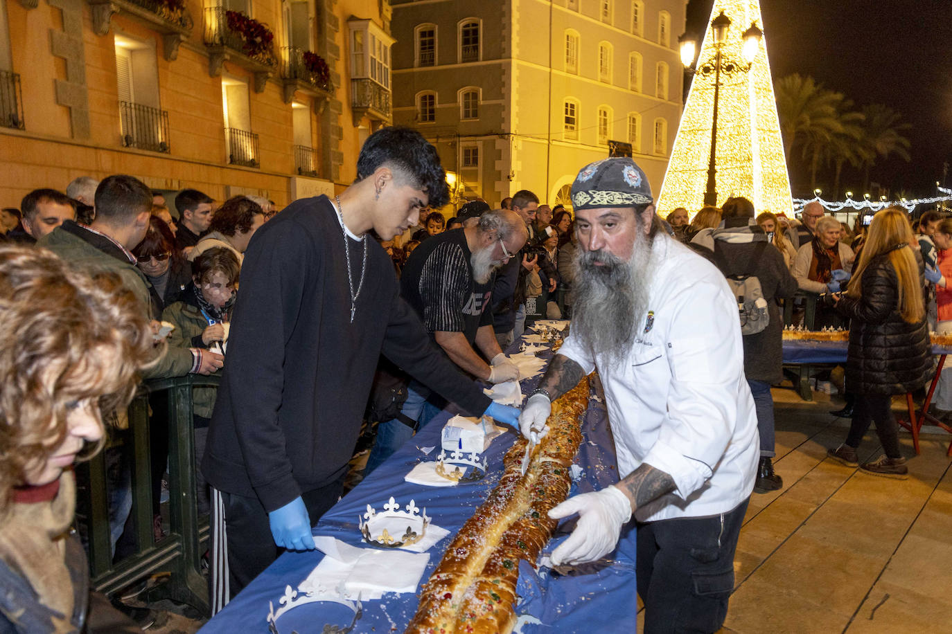 Fotos: 4.000 raciones de roscón animan la llegada de los Reyes en Cartagena