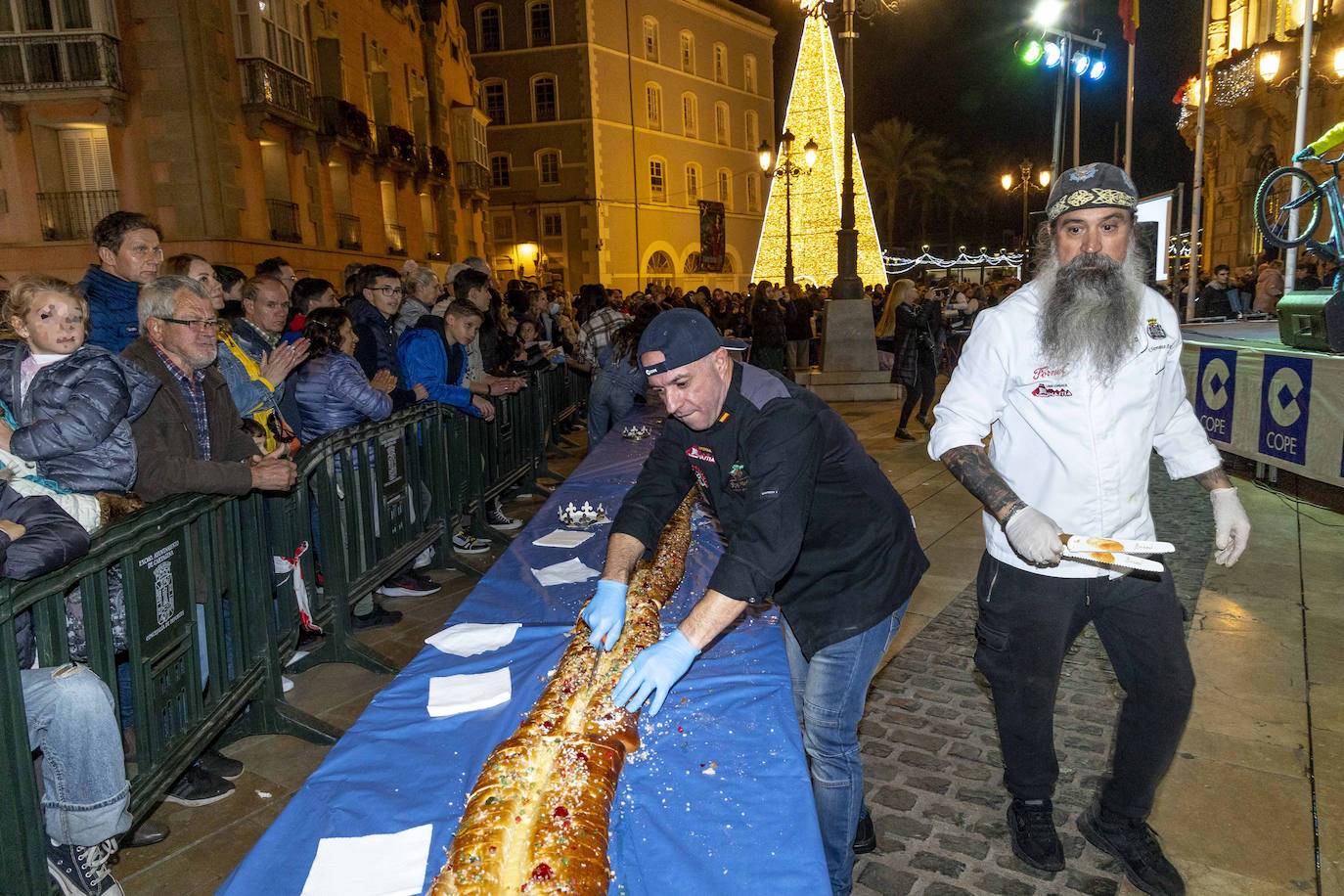 Fotos: 4.000 raciones de roscón animan la llegada de los Reyes en Cartagena