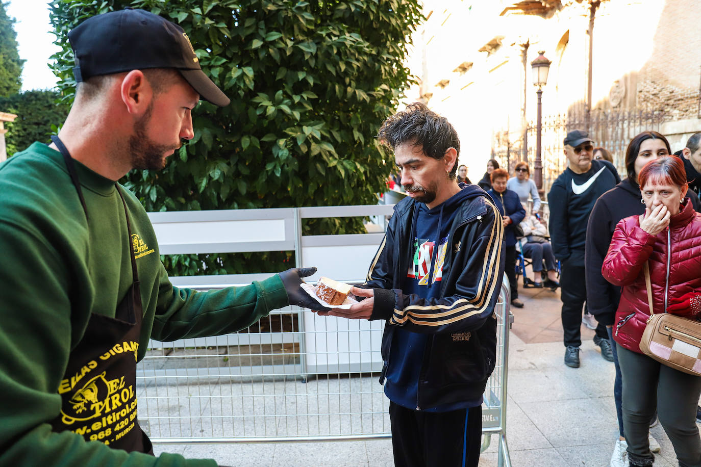 Fotos: Reparto de roscón de Reyes en Murcia