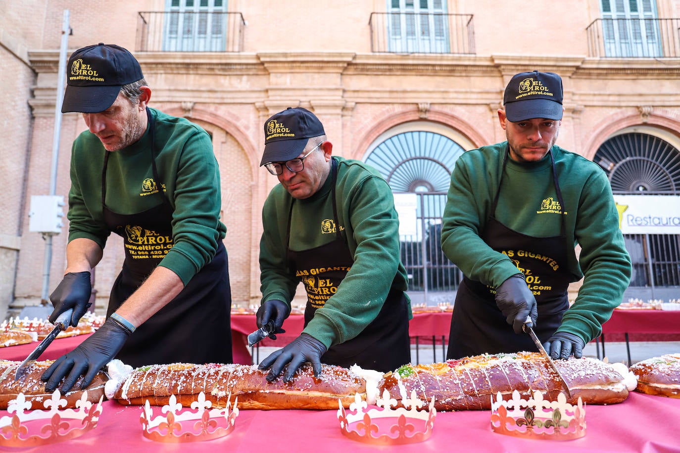 Fotos: Reparto de roscón de Reyes en Murcia