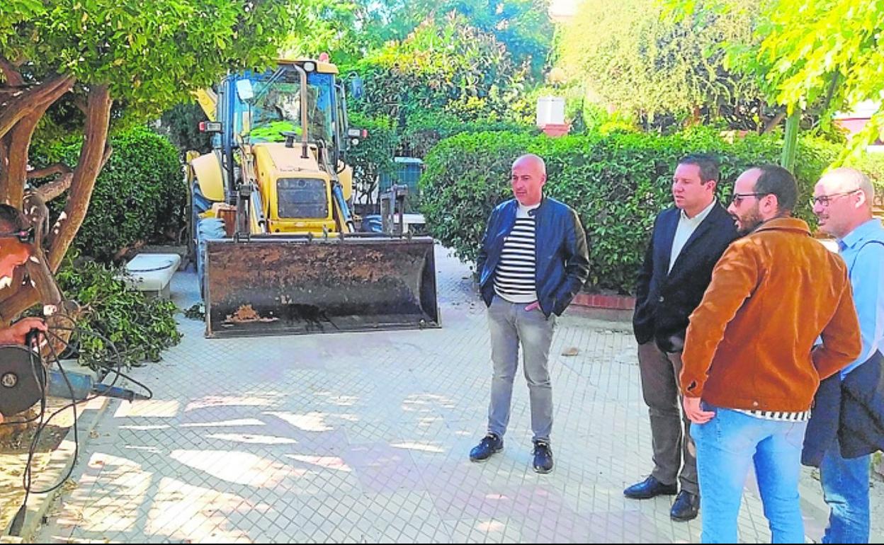 Responsables municipales supervisan el inicio de las obras. 