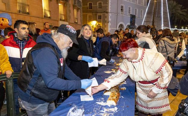 Galería. 4.000 raciones de roscón animan la llegada de los Reyes en Cartagena