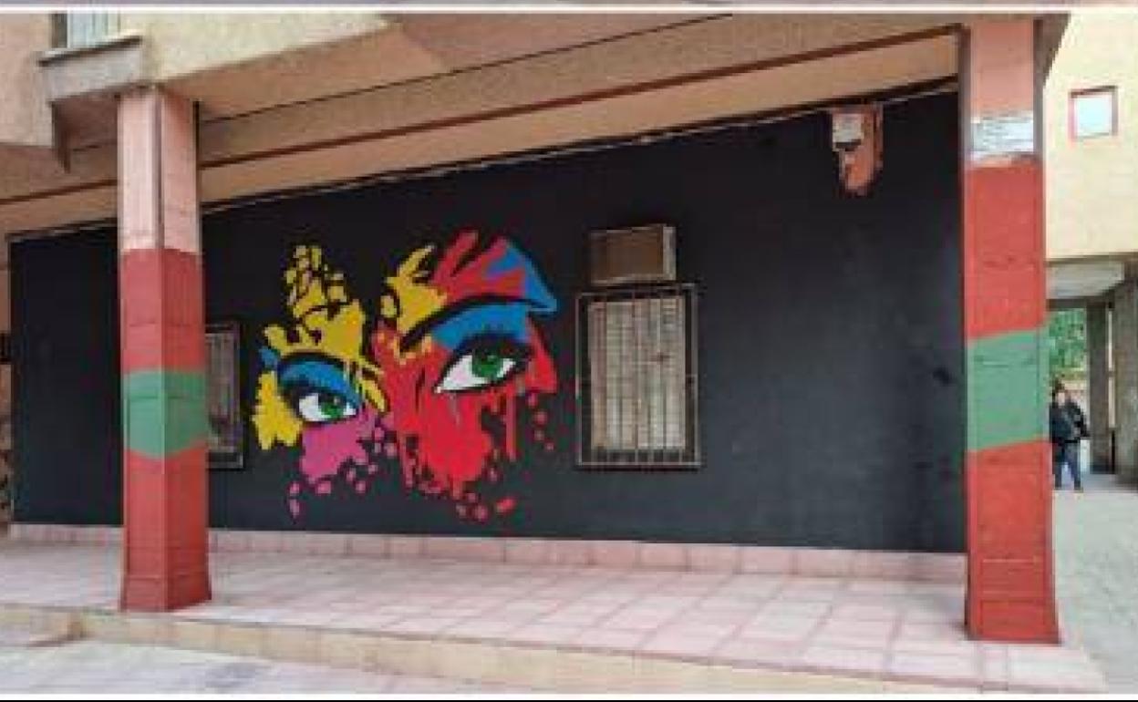 Uno de los grafitis que adornan los barrios y pedanías.