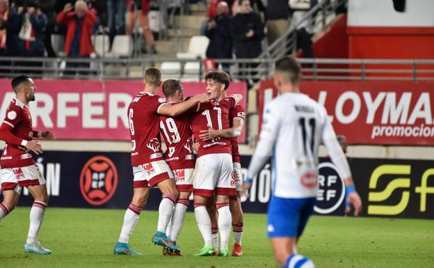 Dani Vega, autor del gol del triunfo del Real Murcia ante el Alcoyano, es felicitado por sus compañeros, el pasado 4 de diciembre. 