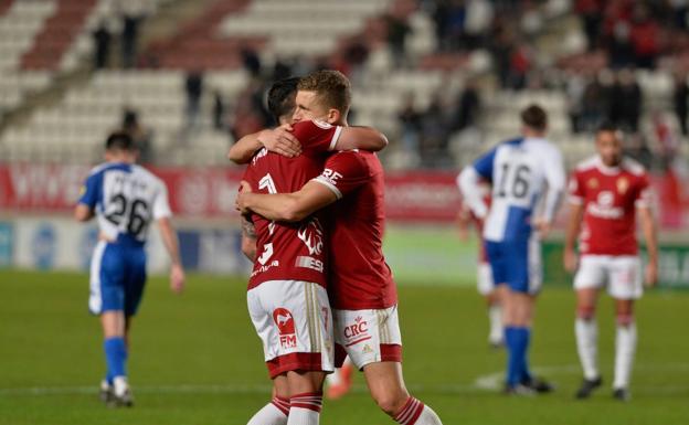  3-1. Alberto González, a la derecha, autor del tercer gol del triunfo ante el Sabadell, el 11 de diciembre, abraza a Santi Jara. 