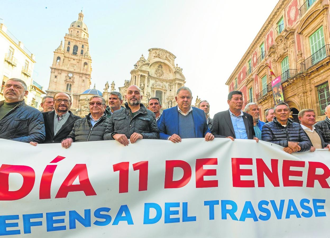 Los miembros de la Mesa del Agua, el miércoles, llaman a la protesta en Madrid desde la plaza de Belluga. 
