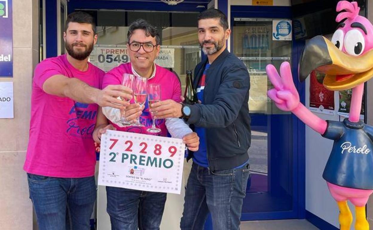 Trabajadores de la administración El Perolo brindan tras vender un décimo del segundo premio de la Lotería del Niño 2023.