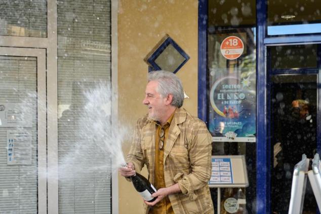 Félix Ponts, el propietario de la administración 1 situada en la calle Pintor Enric Serra celebra que han vendido íntegramente el primer premio del Sorteo Extraordinario de la Lotería del Niño