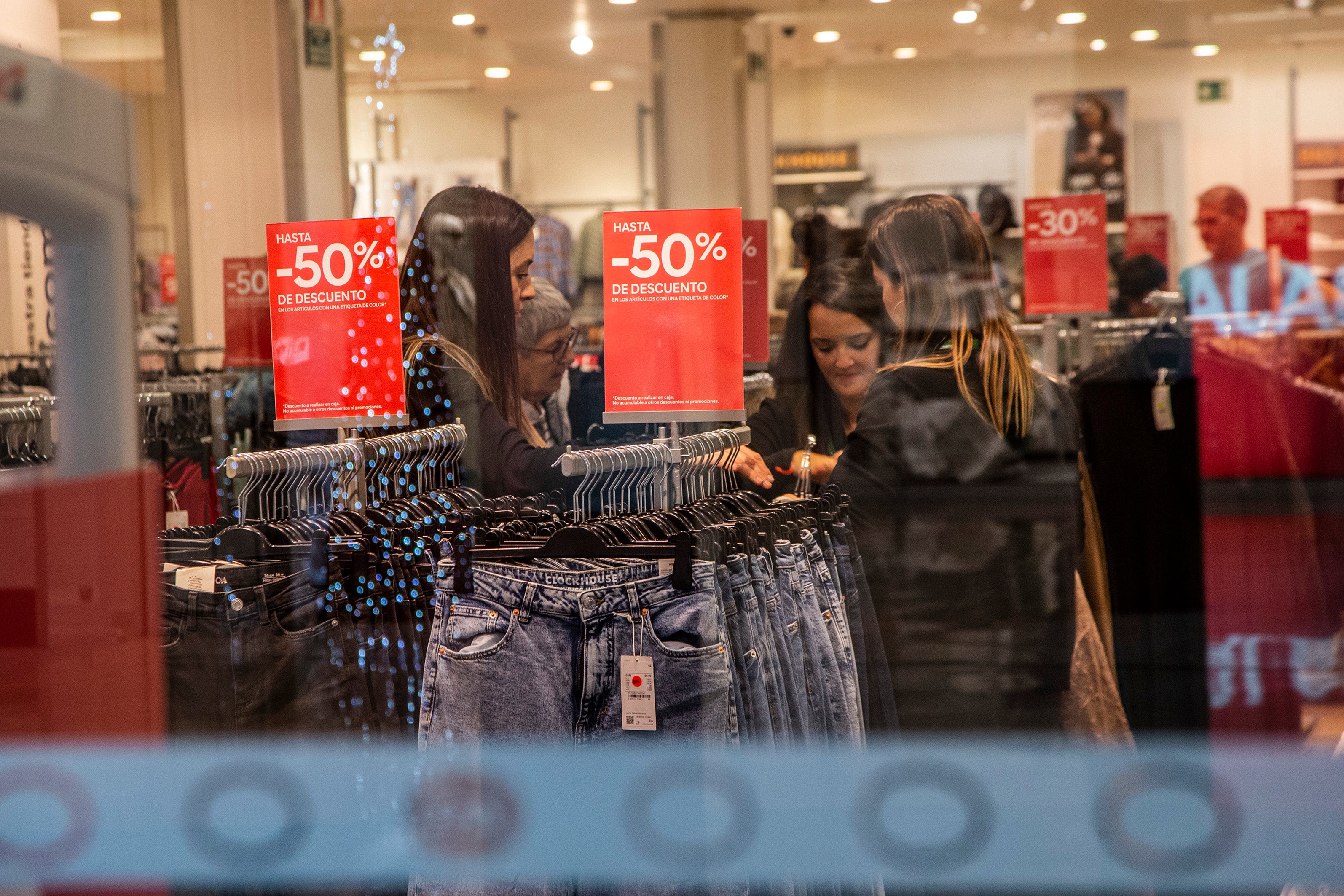 Fotos: Los comercios de Cartagena esperan que la bajada de temperaturas «salve la campaña» de rebajas