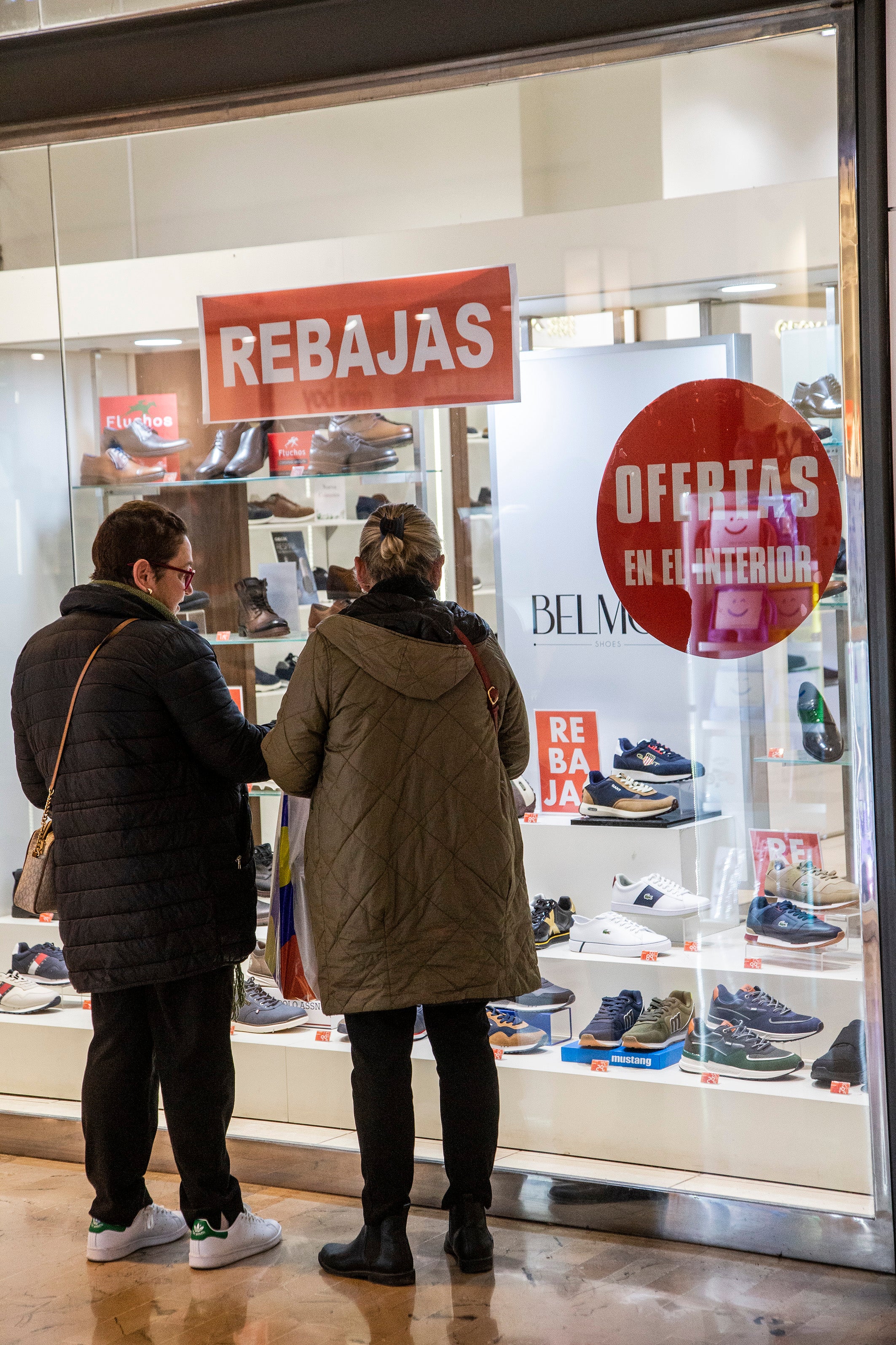 Fotos: Los comercios de Cartagena esperan que la bajada de temperaturas «salve la campaña» de rebajas