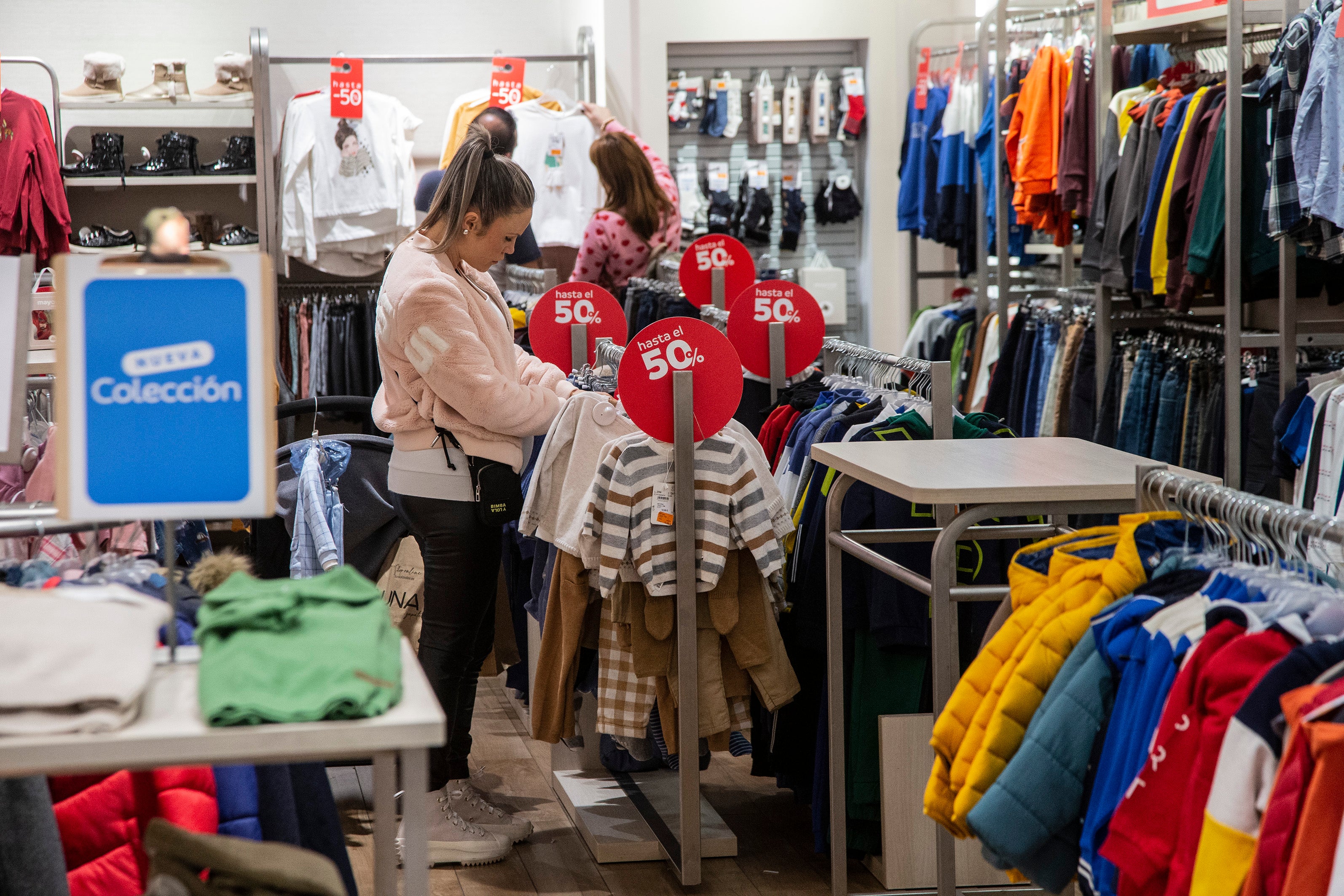 Fotos: Los comercios de Cartagena esperan que la bajada de temperaturas «salve la campaña» de rebajas
