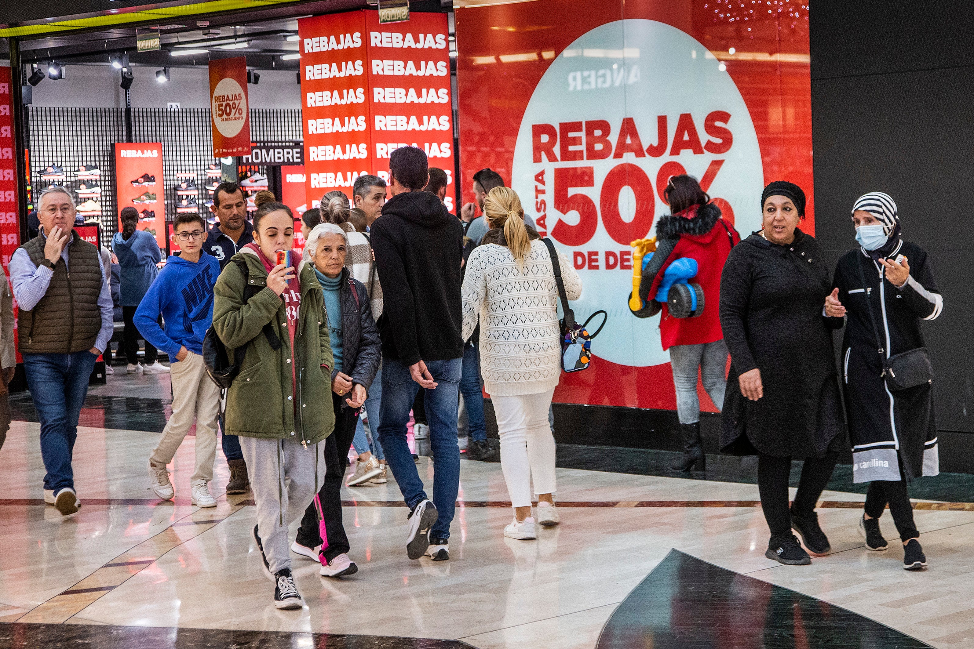 Fotos: Los comercios de Cartagena esperan que la bajada de temperaturas «salve la campaña» de rebajas