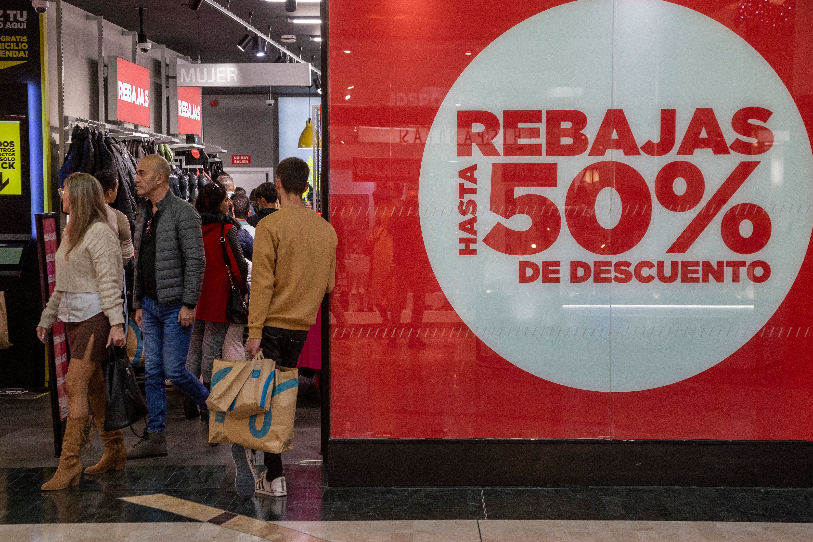 Fotos: Los comercios de Cartagena esperan que la bajada de temperaturas «salve la campaña» de rebajas