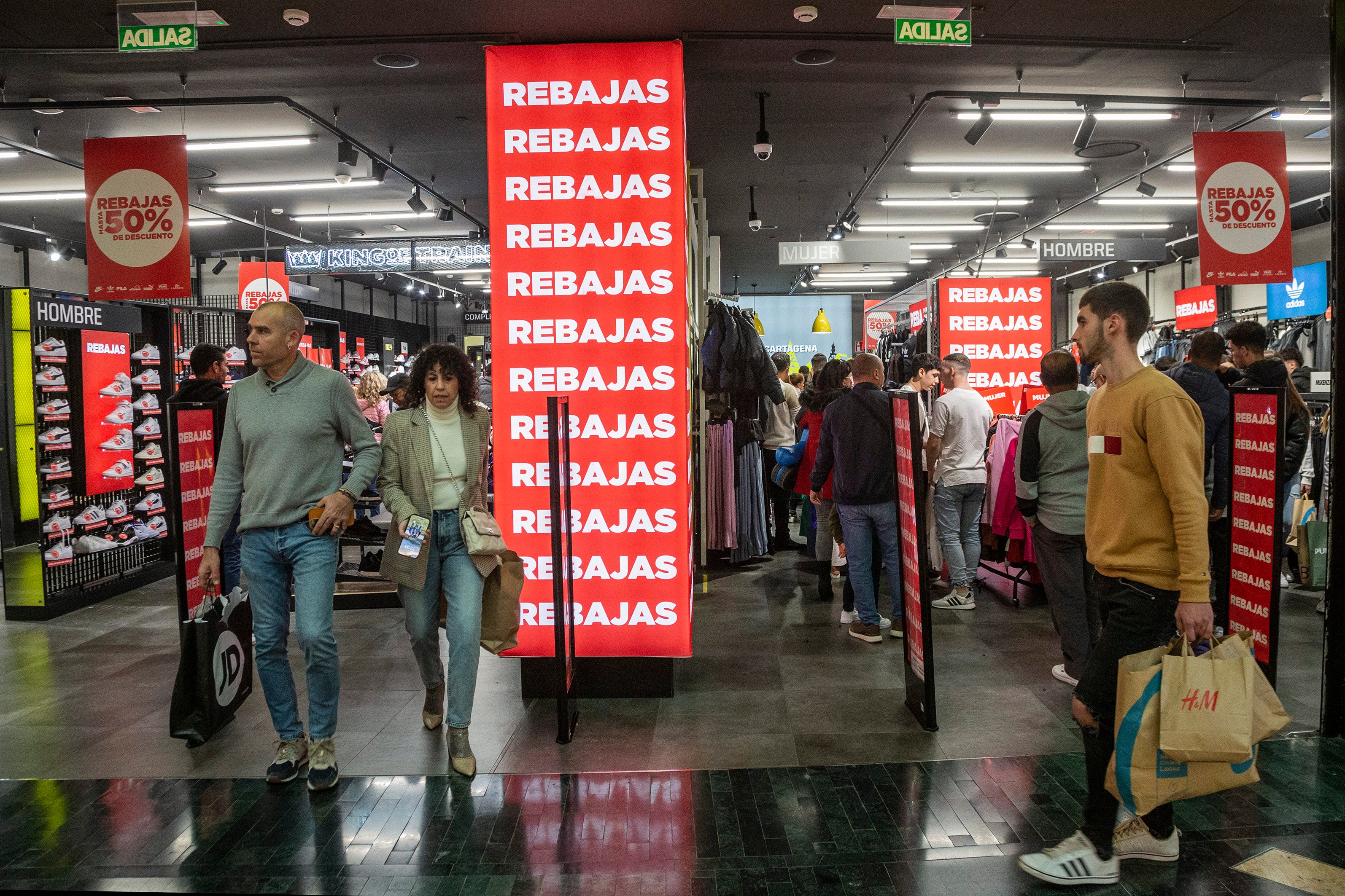 Fotos: Los comercios de Cartagena esperan que la bajada de temperaturas «salve la campaña» de rebajas