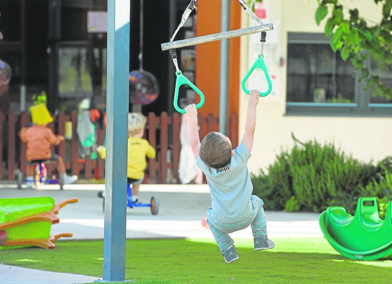 Un niño juega en la guardería, en una foto de archivo. 