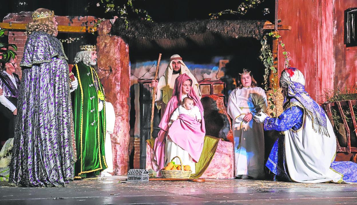 Los Magos de Oriente entregan al Niño sus regalos durante el Auto de Reyes, en Belluga. 
