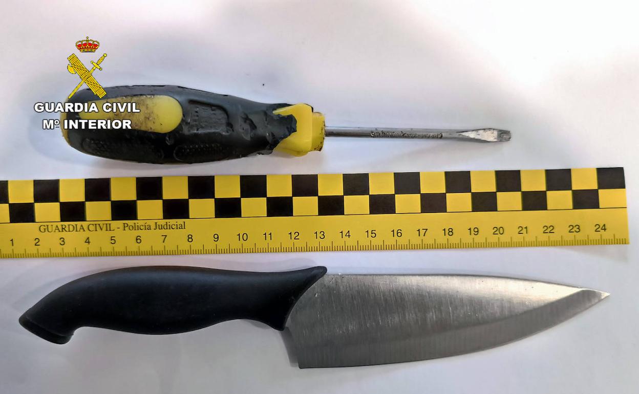 El cuchillo y el destornillados incautado por los agentes de la Guardia Civil.