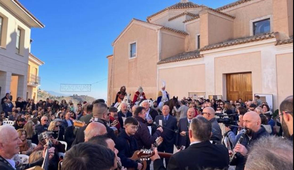 Los Reyes Magos hacen su entrada en la plaza de la Diputación, ayer, poco después de las diez y media de la mañana. 