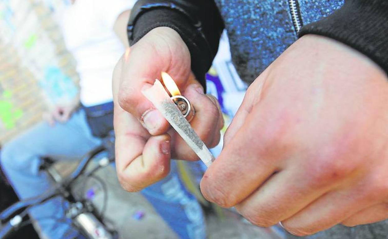 Un adolescente se prepara un porro a las puertas de un instituto de Murcia, en una imagen de archivo. 