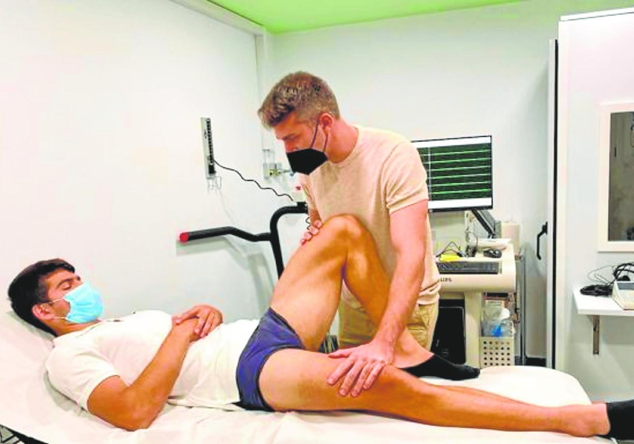 Carlos Alcaraz pasa revisión médica en la consulta del doctor Juanjo López, en una imagen de archivo. 