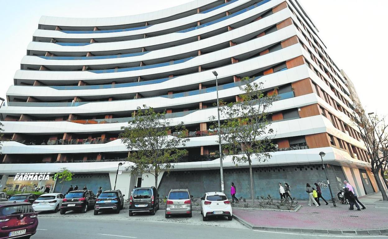 Edificio de la plaza de la Bandera Paracaidista donde Froet ha comprado un local para instalar su segunda autoescuela. 