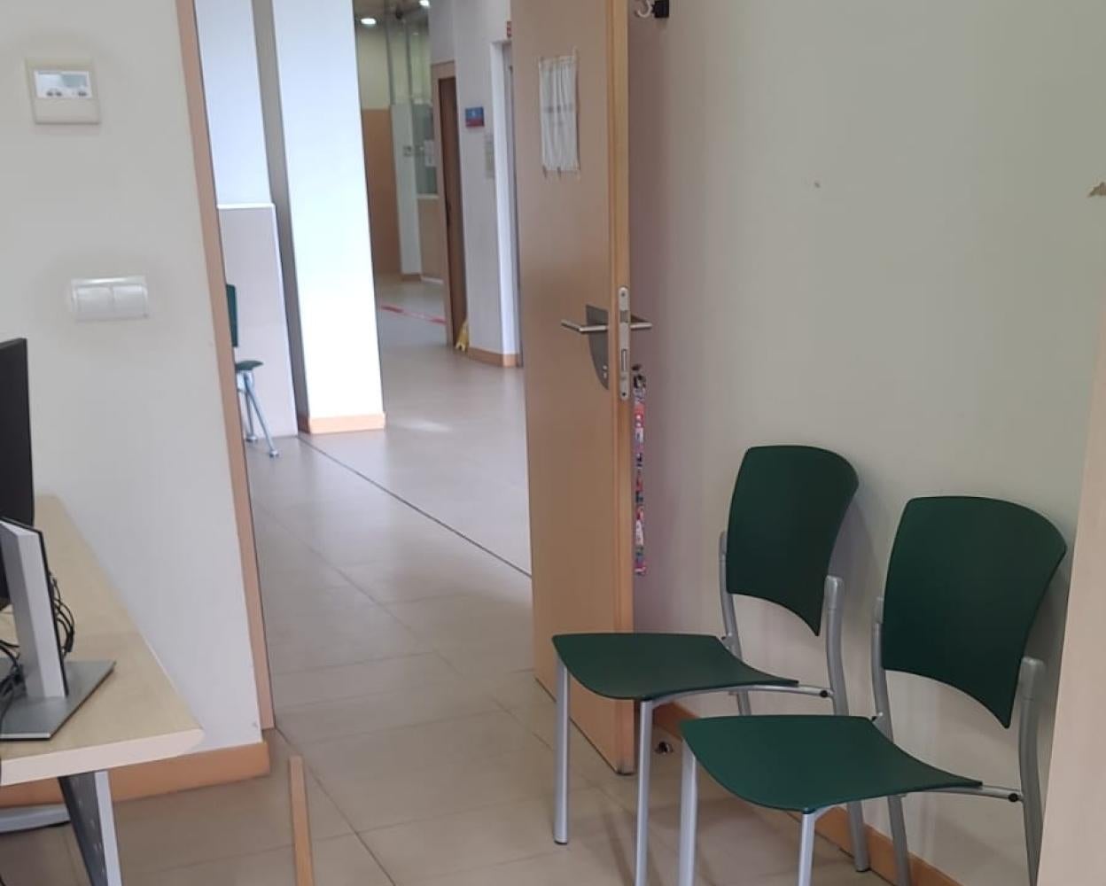 Acceso a la consulta del centro de salud Cieza Oeste donde se produjo el incidente, este lunes. La puerta quedó desencajada tras los golpes. 