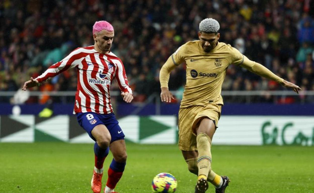 Ronald Arauje y Antoine Griezmann pugnan por un balón en el Metropolitano. 