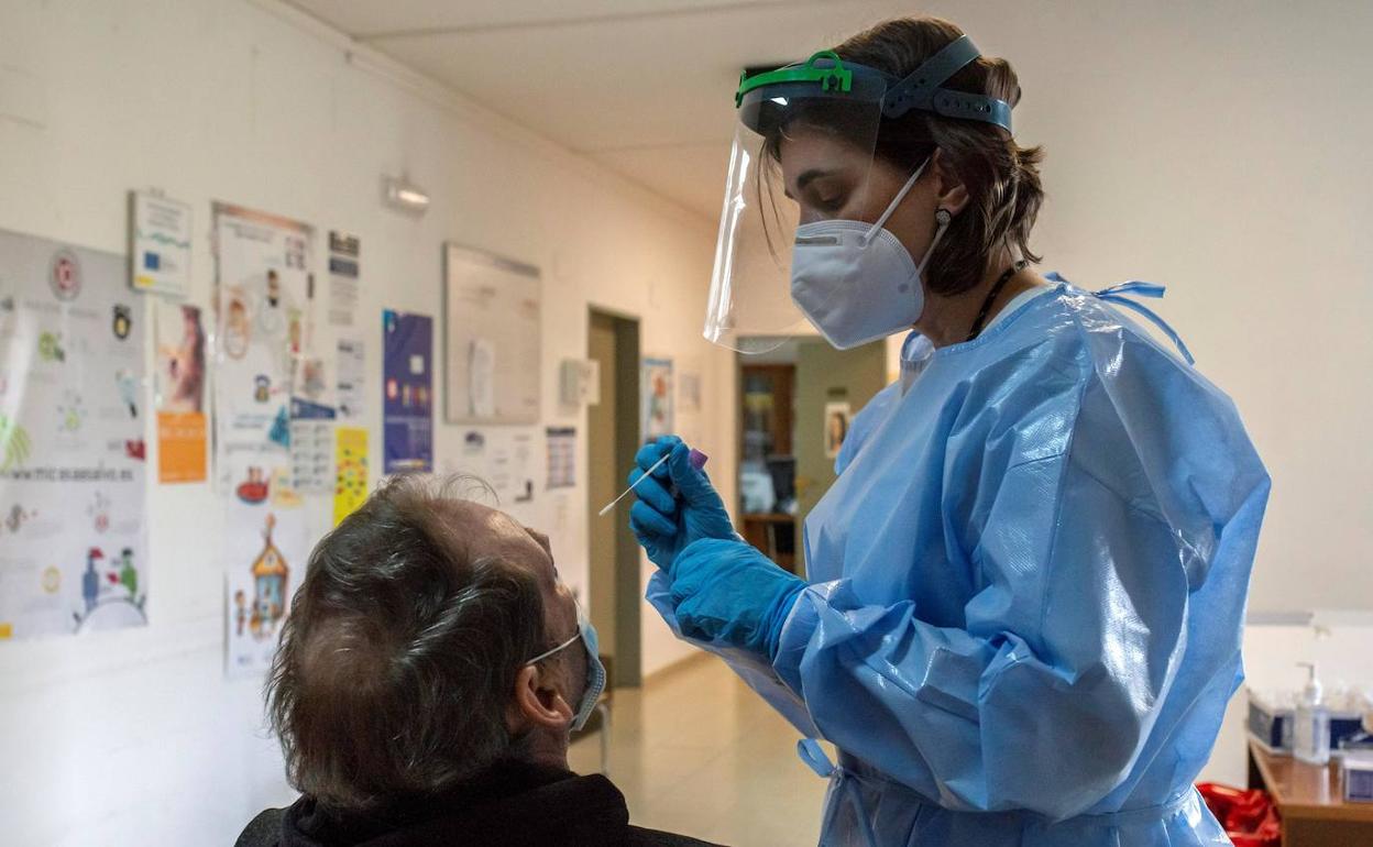 Una sanitaria hace un test Covid, en una imagen de archivo. 