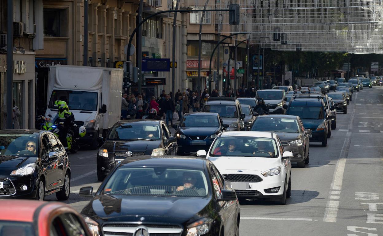 Vehículos en la Gran Vía de Murcia, en una foto de archivo.