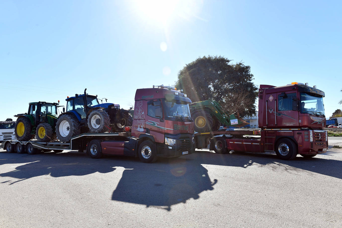 Dos camiones cargados con tractores se daban cita este martes en la estación de servicio Garcerán de Fuente Álamo antes de partir rumbo a Madrid. 