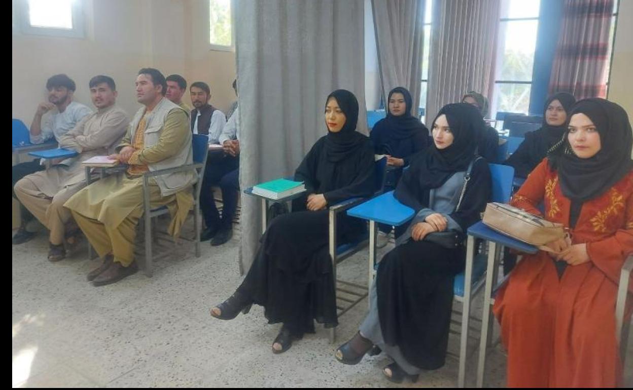 Hombres y mujeres estudian separados en una clase de la Universidad de Kabul. 