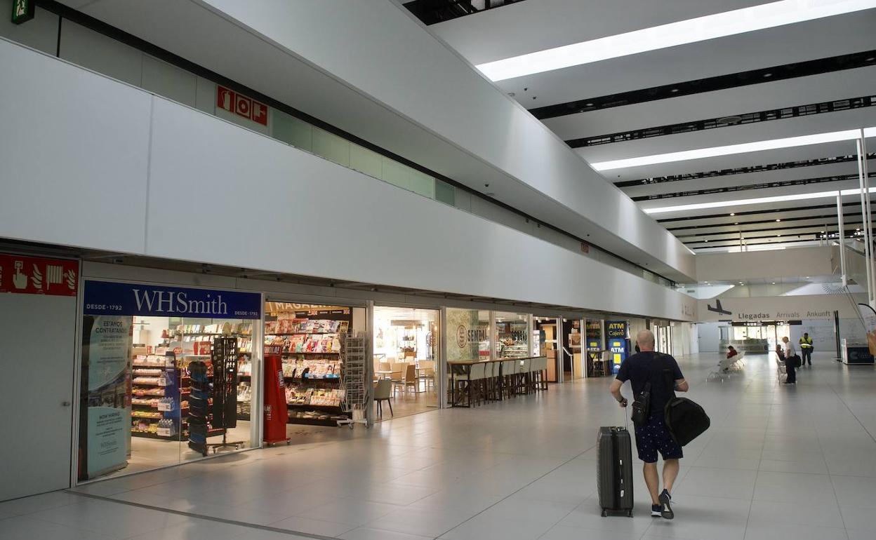 Pasajeros en el aeropuerto de la Región de Murcia, en una foto de archivo.
