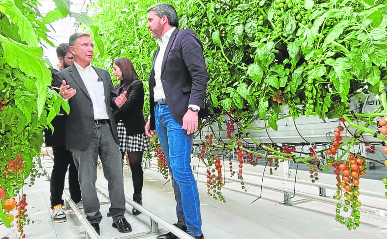 El consejero de Agricultura, Antonio Luengo, visita la empresa Novagric.