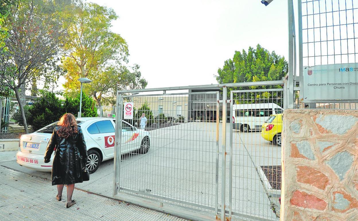 Acceso a las instalaciones del centro ocupacional para personas con discapacidad de Churra. 