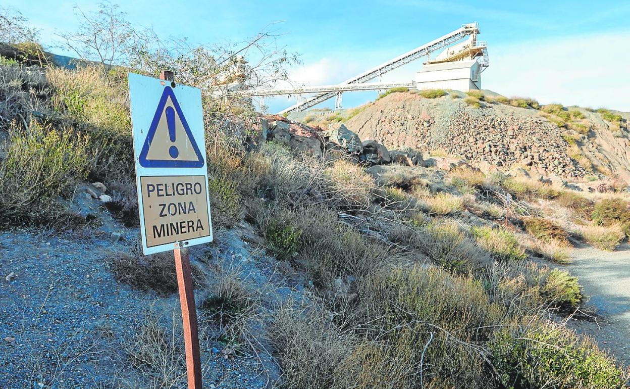 Señal de peligro en uno de los accesos a la mina Santa Isabel de Almendricos. 