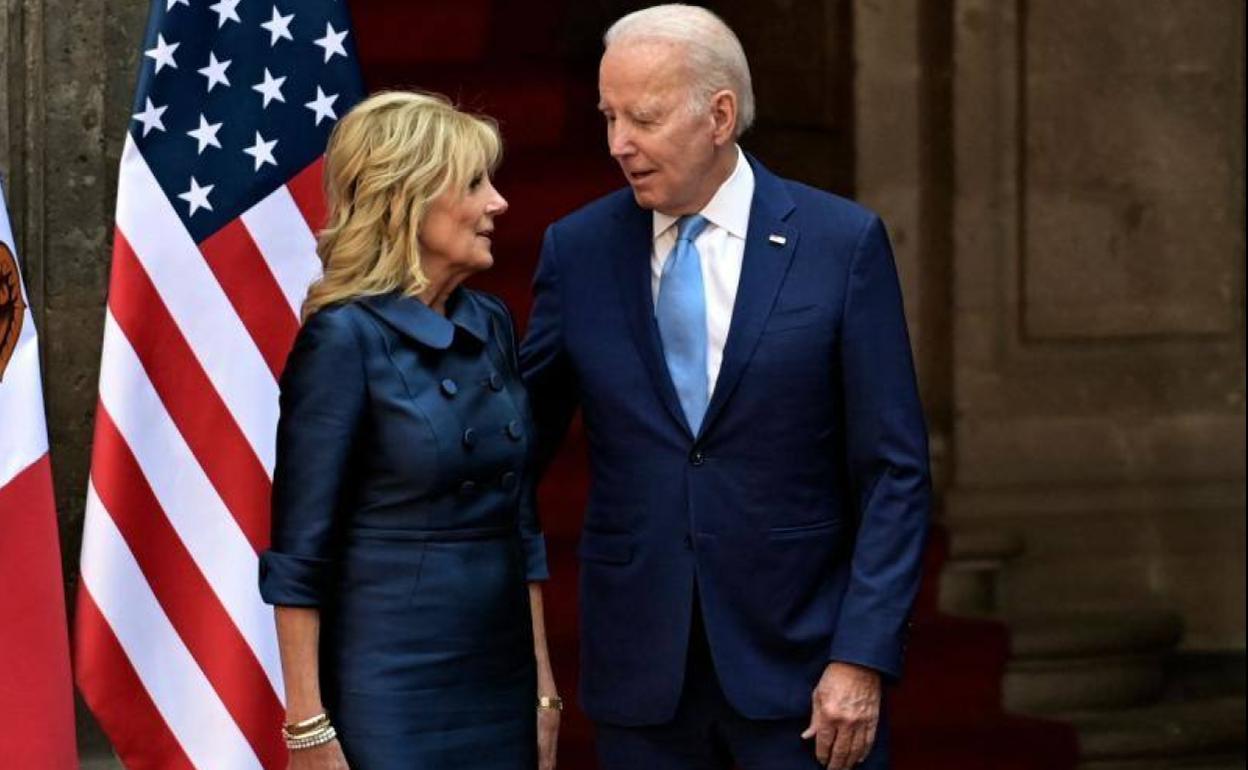 El presidente estadounidense, Joe Biden, y la primera dama, Jill Biden, este martes en México, donde se encuentran para asistir a la cumbre económica de Norteamérica.