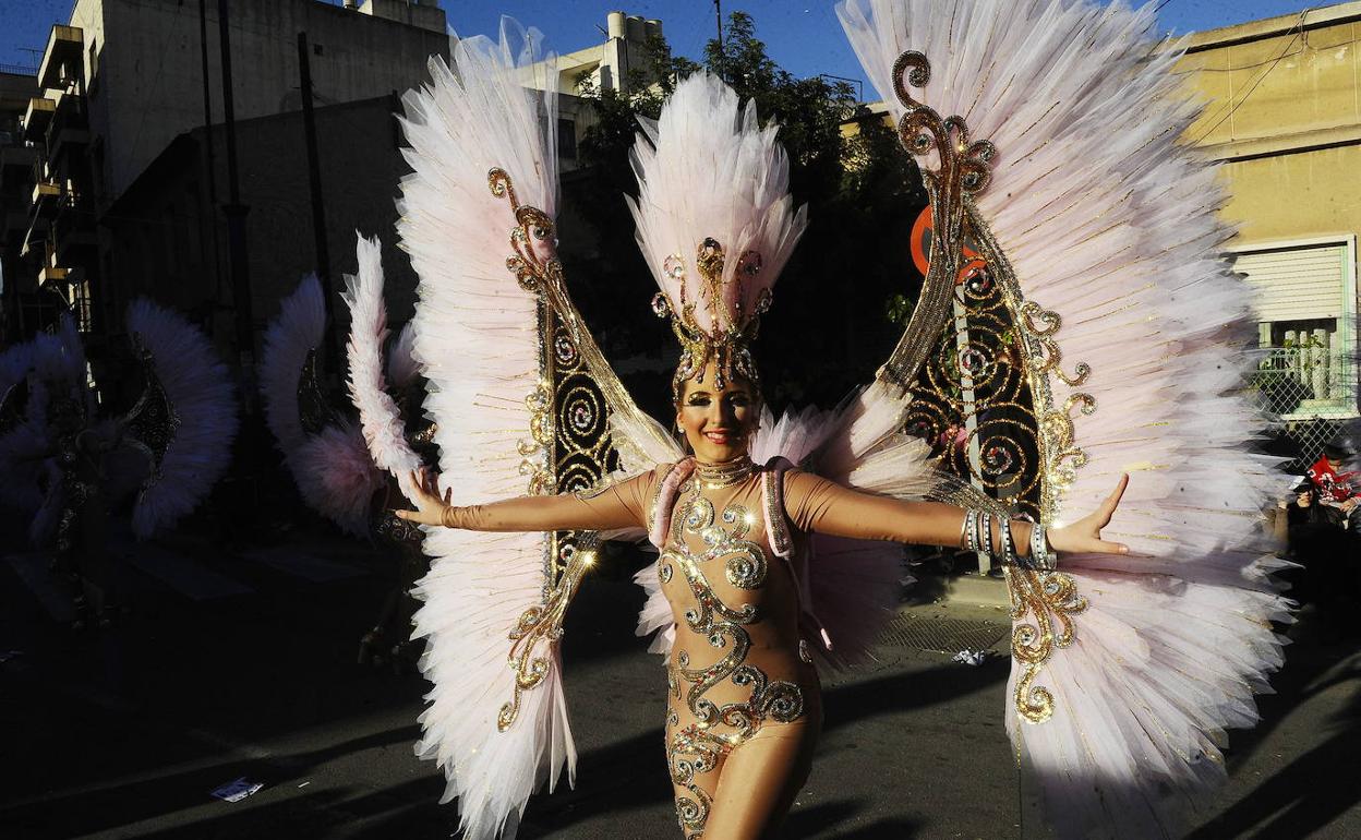 Una de las participantes de una comparsa baila en las calles de la localidad durante la celebración del desfile del Carnaval de Cabezo de Torres. 