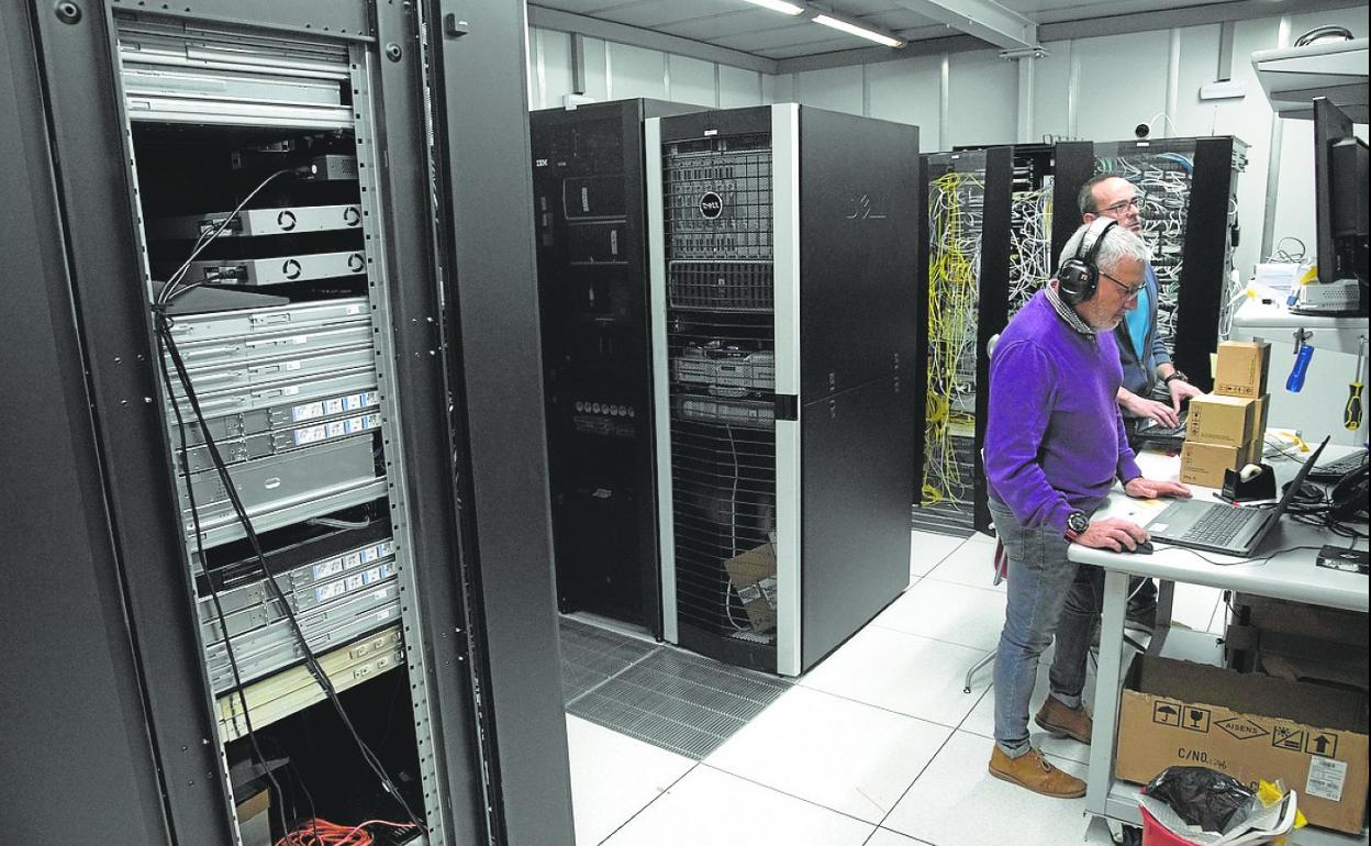 Dos técnicos del Centro de Proceso de Datos del Ayuntamiento, ayer en el edificio San Miguel. 