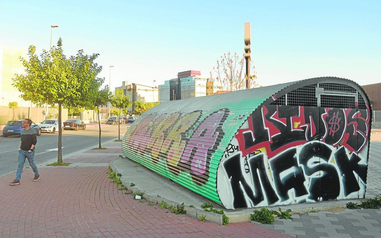 Aparcabicis cerrado junto a la Ciudad de la Justicia. 