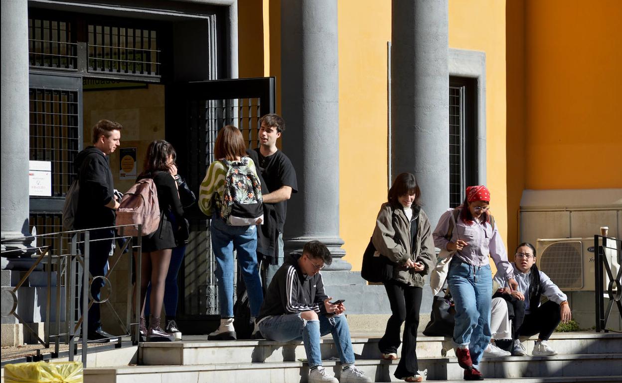 Alumnos de la Universidad de Murcia, ayer, en las escaleras de entrada al aulario del campus de La Merced. 