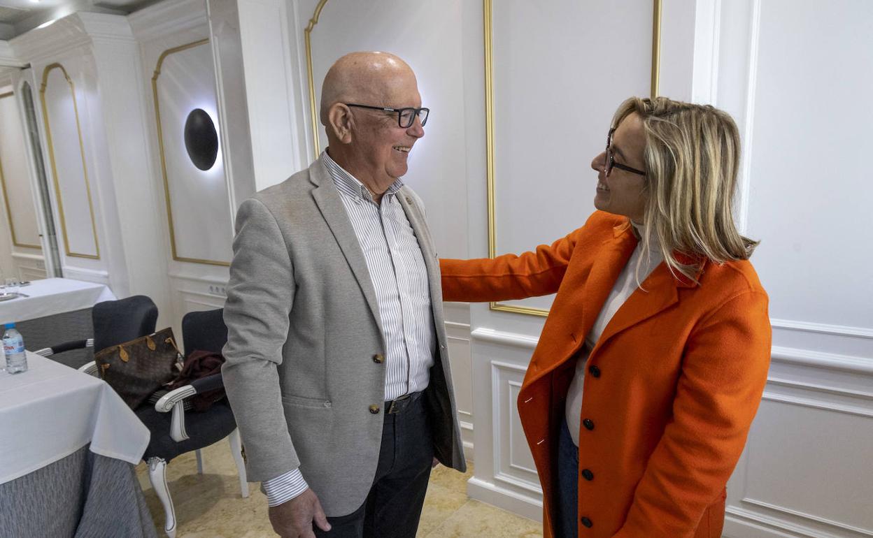 Manuel Padín y María Amoraga conversan minutos antes de iniciar la rueda de prensa de despedida. 