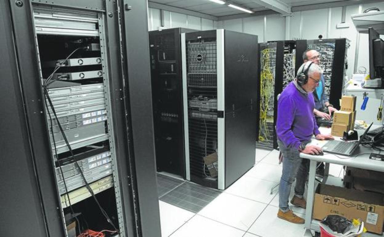 Dos técnicos del Centro de Proceso de Datos del Ayuntamiento, en el edificio San Miguel. 