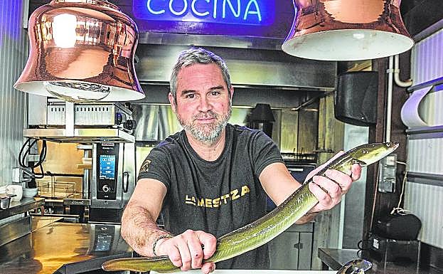 El chef José Cremades, con una anguila en la cocina de La Mestiza. 