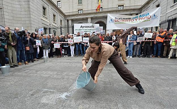 La 'performance' sobre la escasez de agua en el Levante realizada por la consultora BIA3. 