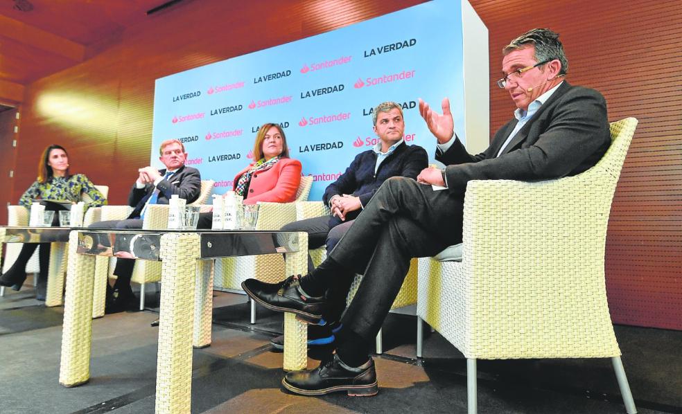 La periodista Beatriz Romero moderó la mesa redonda en la que participaron Mariano Zapata, Lorena Ruiz, Félix García y José Miguel Marín, ayer. 